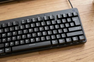 Clavier AZERTY de PC avec la touche 8 de la rangée du haut