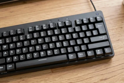 Clavier AZERTY de PC avec la touche 8 de la rangée du haut